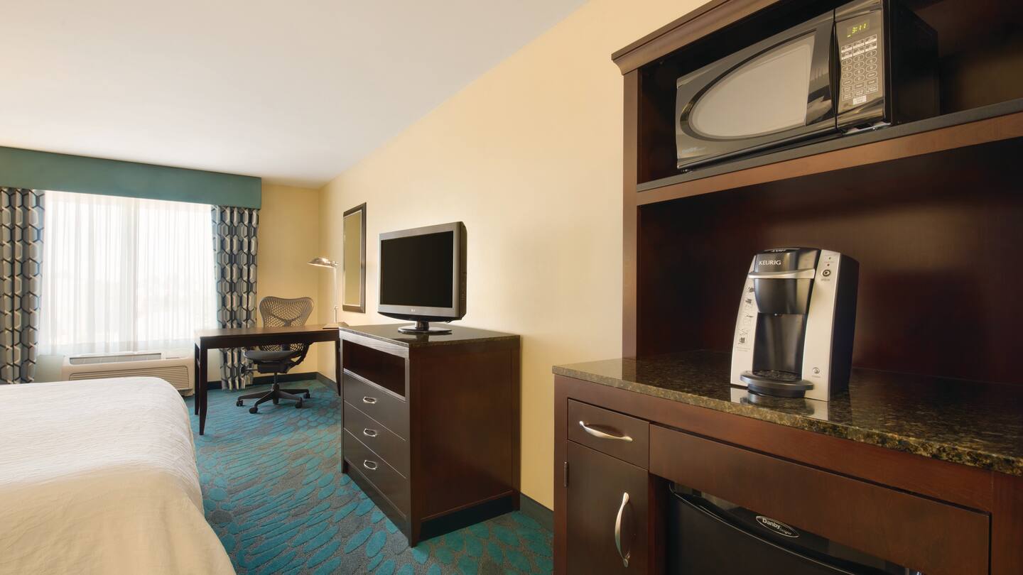 hilton-garden-inn-fargo-1-king-bedroom-1034230