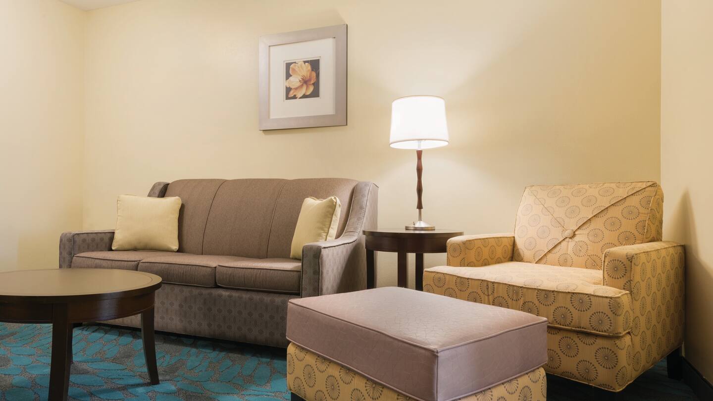 hilton-garden-inn-fargo-1-king-bedroom-studio-suite-with-sofabed-1034247
