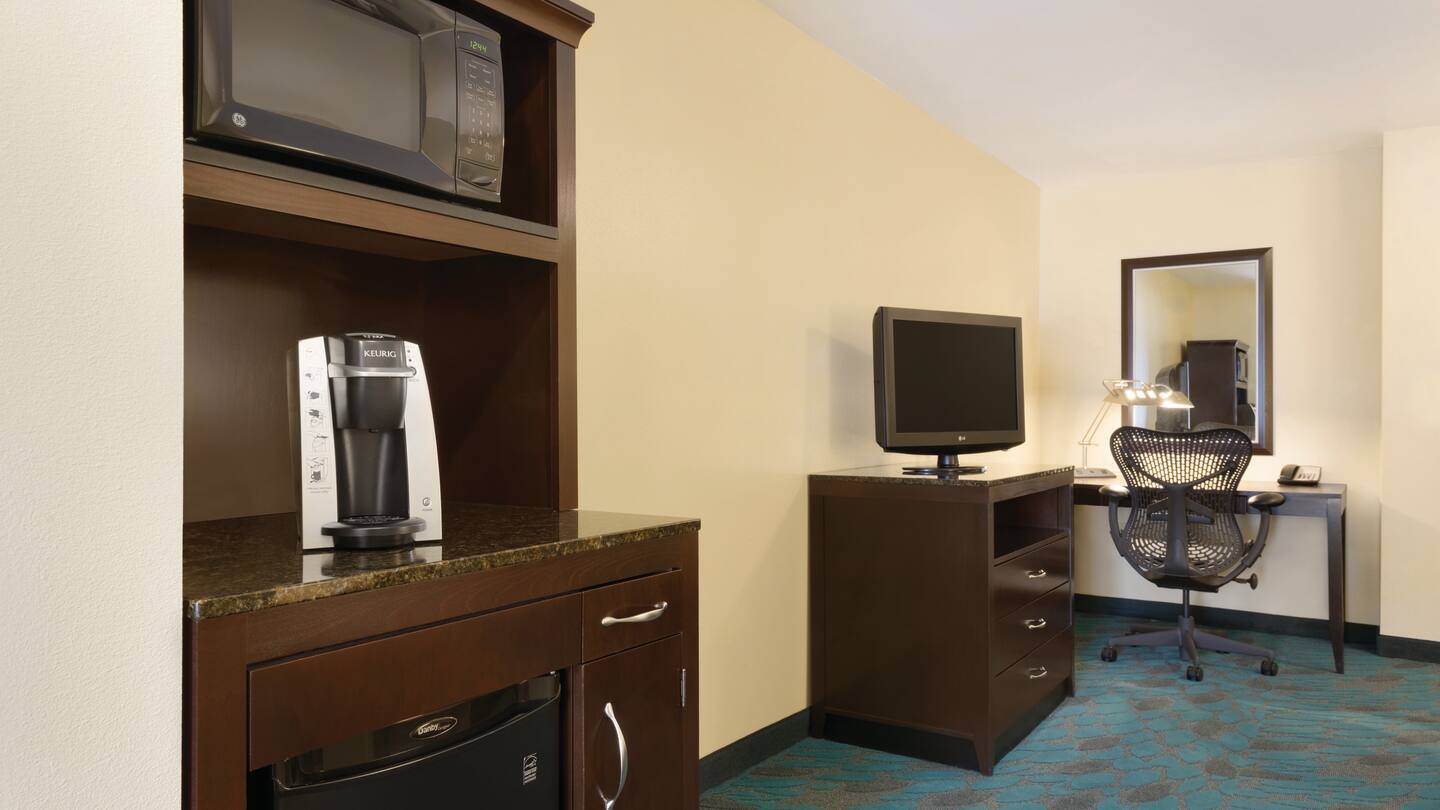 hilton-garden-inn-fargo-1-king-bedroom-studio-suite-with-sofabed-1034251