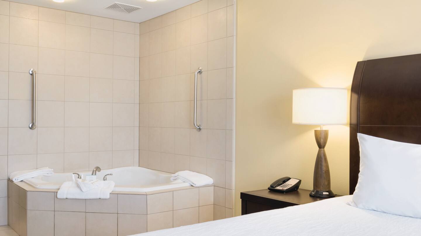 hilton-garden-inn-fargo-1-king-whirpool-room-1034268