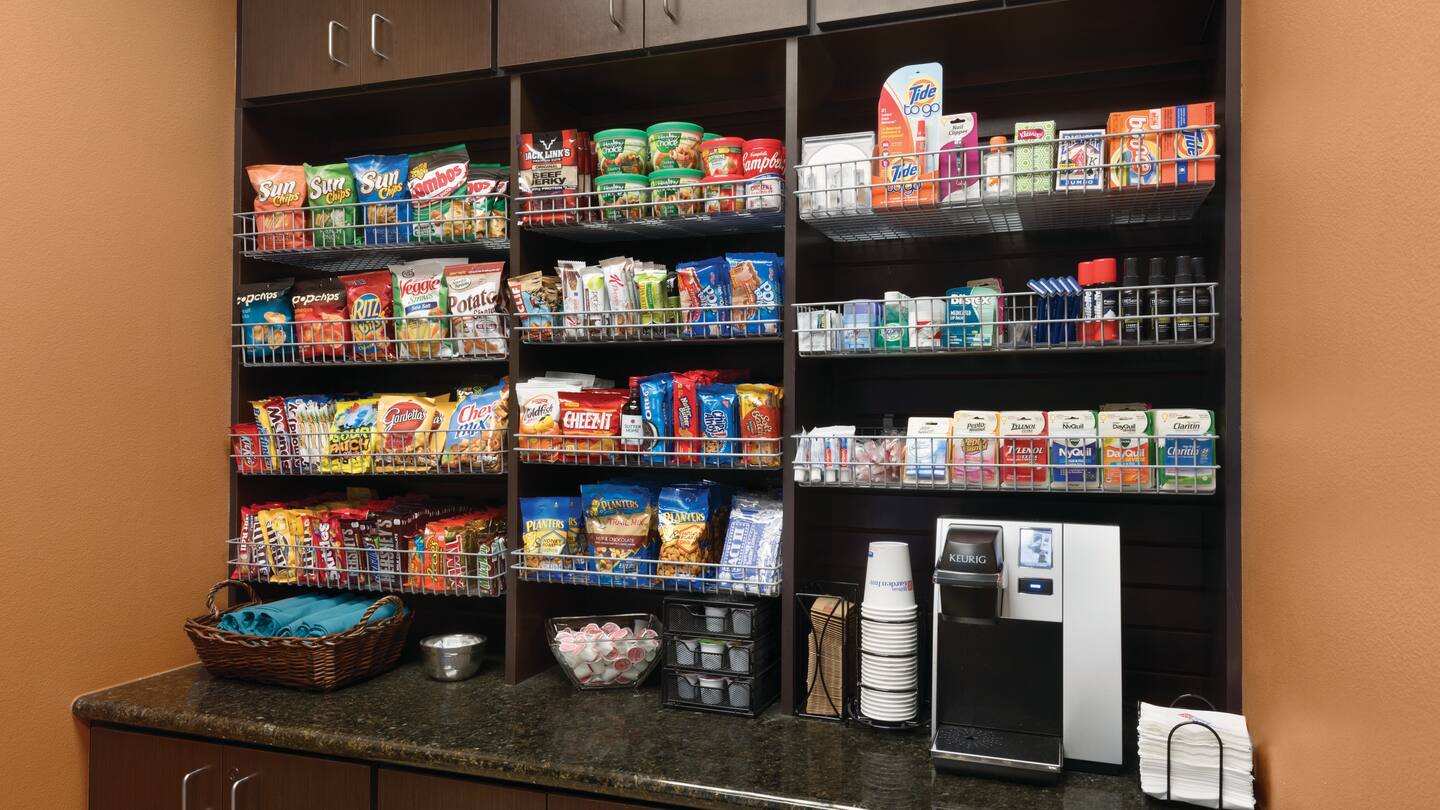 hilton-garden-inn-fargo-pavillion-pantry-1034389