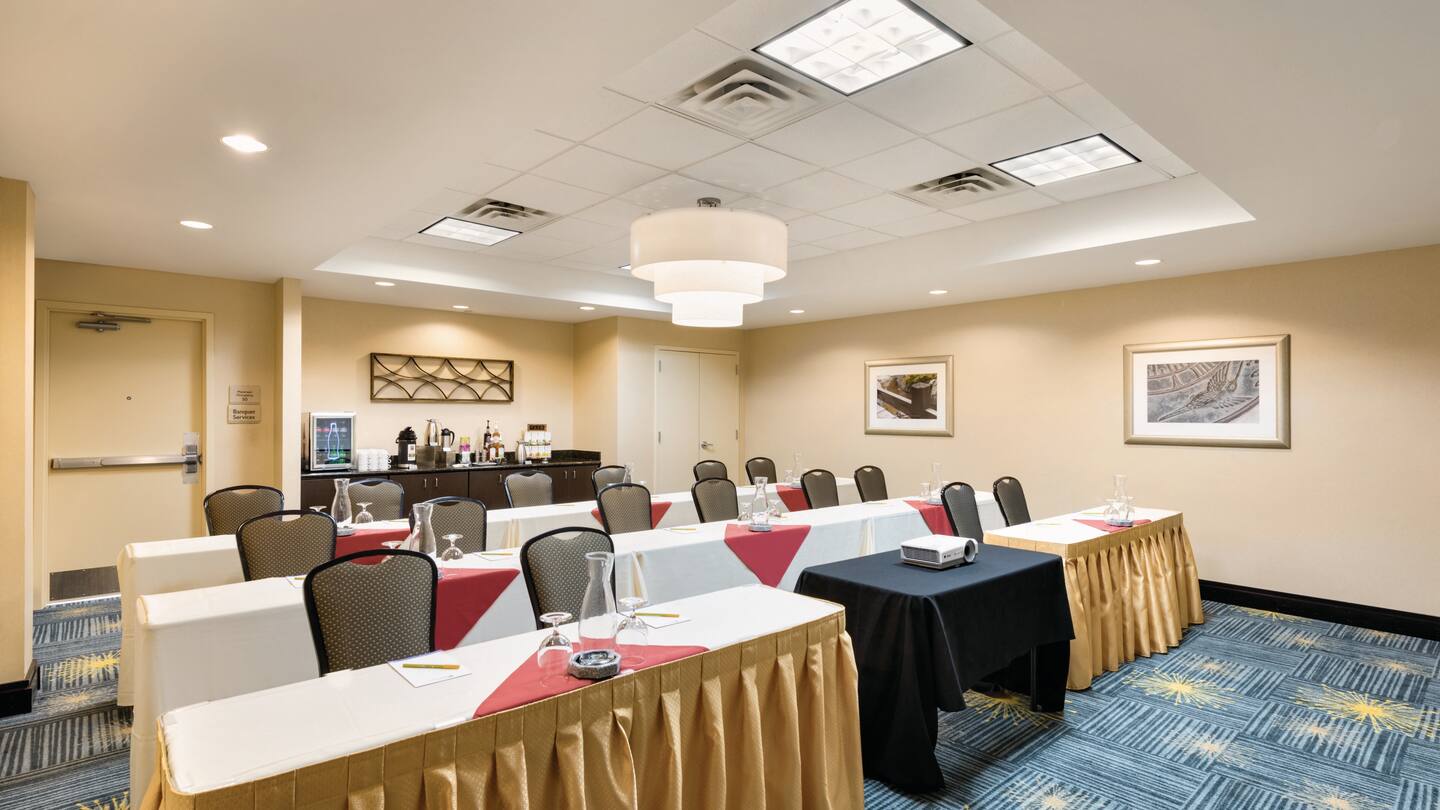 hilton-garden-inn-fargo-tulip-meeting-room-1034347